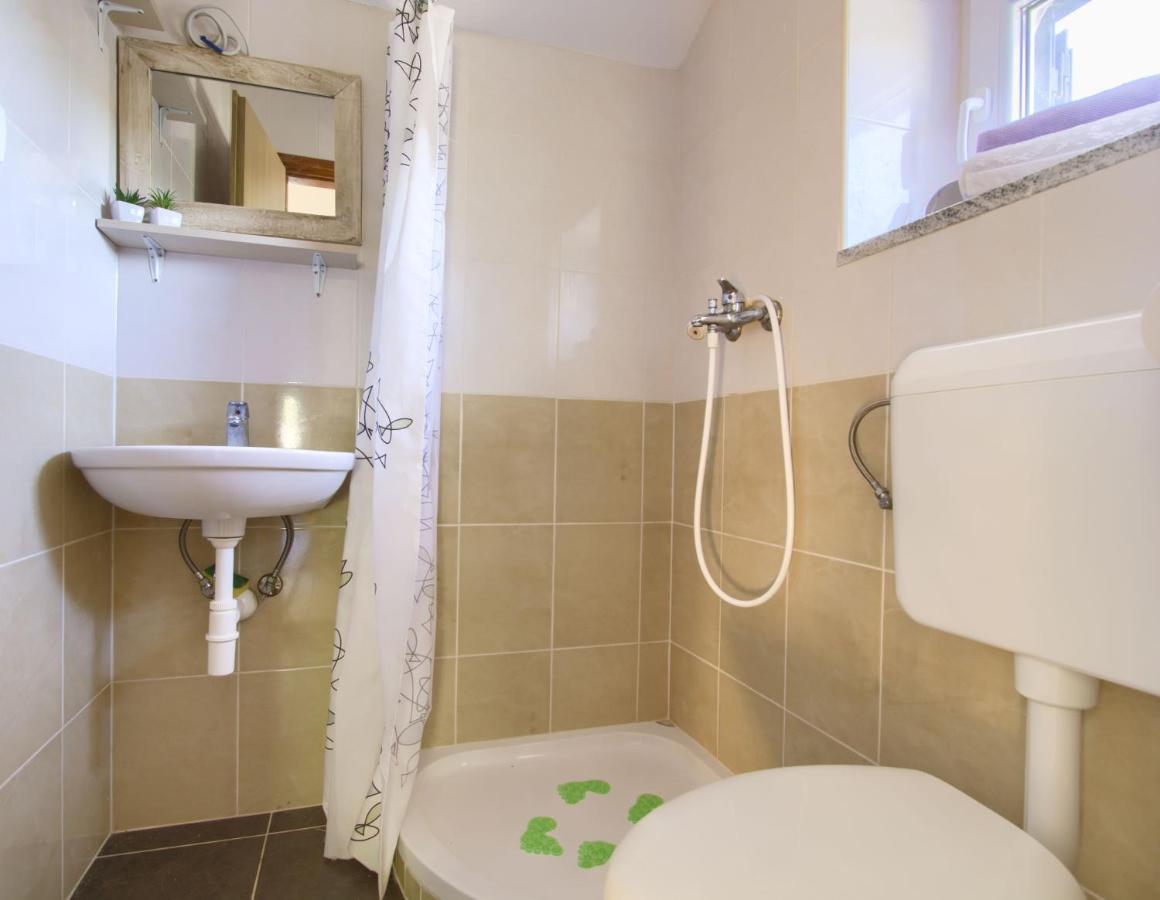 Old Fisherman'S House - Apartment Sonja Banj Bagian luar foto